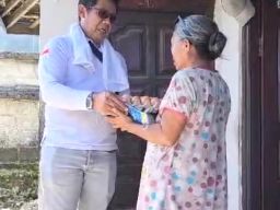Anggota DPRD Klungkung Jro Gunaksa Bagi-bagi Sembako kepada Masyarakat Kurang Mampu di Kab Klungkung