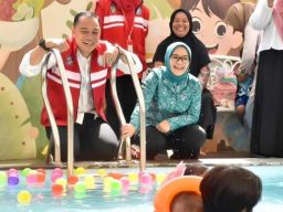 Eri Cahyadi dan Bunda Rini Launching Kolam Renang Tirta Bunda untuk Anak Stunting