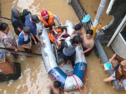 Diguyur Hujan Lebat Ibu Kota Banjir, Pemadam Jakarta Terjunkan 3 Personel Evakuasi Lansia