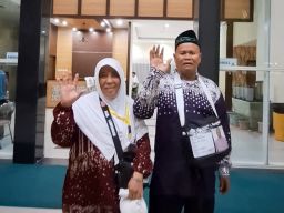 Pencari Rumput Asal Lamongan Wujudkan Impian Istri Naik Haji Setelah 19 Tahun Menabung
