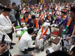 Lepas Jemaah Haji Kloter 1, Adhy Karyono Apresiasi Layanan Fast Track di Bandara Juanda 