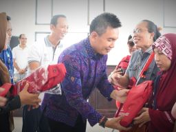 Wabup Ipat Serahkan Tongkat Adaptif Bantu Penyandang Disabilitas