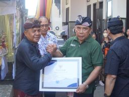 Bupati Tamba Beri Penghargaan Tokoh Pendidikan Hindu di Jembrana