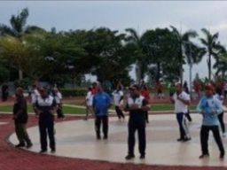 Pegawai Pemprov Papua Barat Senam Bareng dan Sarapan Bubur Ketan