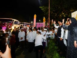 Bupati Banyuwangi Ipuk Fiestiandani Lepas 1.238 Jamaah Haji ke Tanah Suci