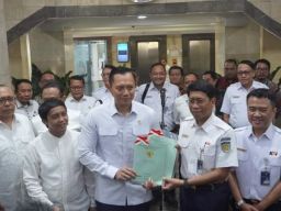 Menteri ATR/BPN Serahkan Sertifikat HPL Lahan Sengketa di Medan ke PT KAI