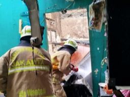 Terjadi Kebakaran di Kebayoran Lama, 38 Personel dan 14 Unit Damkar DKI Dikerahkan ke TKP