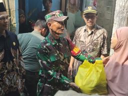 Video Viral Kelaparan di Medsos, Koramil O4 Bojong Gede Tanggapi dengan Bagi Sembako
