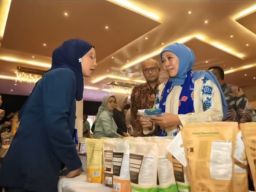 Jokowi Tunda Kewajiban Sertifikat Halal, Khofifah Indar Parawansa Sebut itu Peluang bagi Pelaku UMKM