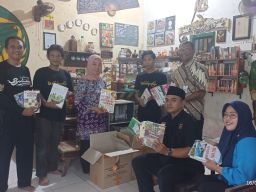 Dorong Minat Baca Warga Bojonegoro, Disperpusip Jatim Bagikan Pinjam Pakai Ratusan Buku dan Bimlit
