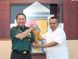 Mayjen TNI Rafael Terima Penghargaan Prapanca Award dari PWI Jatim