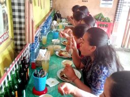 Viral Akibat Lawar dengan Darah Babi Mentah, Pedagang di Karangasem Merasakan Dampaknya