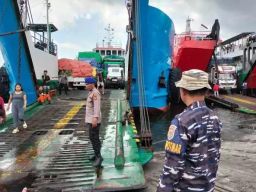 KMP Jambo VI Kandas di Perairan Dangkal Akibat Angin Kencang