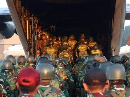 Ratusan Prajurit TNI AD Menghiasi Langit Dawuan dalam Latihan Jungar