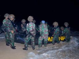 Kolonel Joko Fitrianto Tinjau Latihan Pendaratan Khusus di Pantai Tamban, Malang