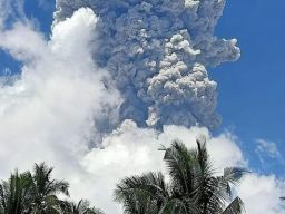 Gunung Ibu Muntahkan Vulkanik Setinggi 7.000 Meter, Guyur Pos PGA dan Pengungsian Warga