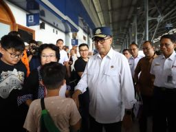 Pantau Kondisi Angkutan Kereta Api di Masa Long Weekend Idul Adha, Menhub Apresiasi Layanan KAI