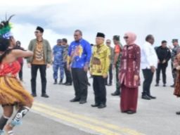 Kunker ke Sorong, Wapres Ma’ruf Amin Tinjau Perkembangan Pembangunan dan Serahkan Beasiswa