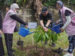Pegawai PLN UIP2B JAMALI Gelar Bersih-bersih Lingkungan Waduk Situ Gintung dan Olah Sampah 