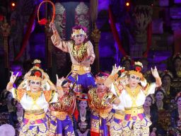 Gong Kebyar Wanita Tegal Cangkring Tampilkan Tari Kreasi Sandyagita Ngepehayuning Pramana