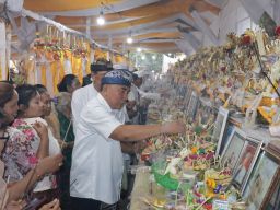 Bupati Tamba Serahkan Bantuan Karya Pitra Yadnya Kusa Pranawa Desa Adat Puseh Agung Kecamatan Negara