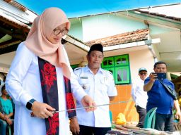 Ipuk Fiestiandani Apresiasi Pandai Besi Banyuwangi yang Bertahan di Tengah Serbuan Produk Pabrikan