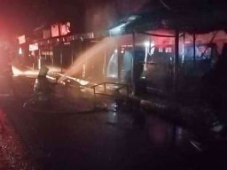 Kebakaran Melanda Sebuah Kios di Jalan Lapangan Tembak, Jakarta Timur