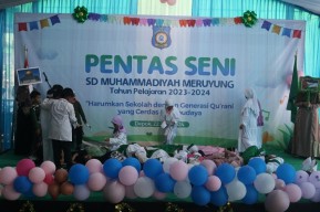 Gelar Pentas Seni, Siswa SD Muhammadiyah Meruyung Tampilkan Drama Tragedi Penyerbuan Palestina
