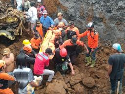 Tanah Longsor di Lumajang, 1 Orang Meninggal, 3 Hilang dan 2 Truk Tertimbun