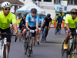 HUT Bhayangkara, Mayjen TNI Rafael Bersepeda Bersama Peserta Tour de Panderman 2024