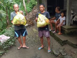 PT SMS dan BPR Sari Jaya Sedana Berbagi Sembako untuk Korban Longsor di Karangasem