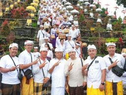 Penataan Kawasan Suci Pura Besakih: Program Unggulan Gubernur Bali 2018-2023 I Wayan Koster