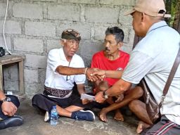 BKS LPD Kecamatan Sidemen Peduli Bantu Korban Tanah Longsor