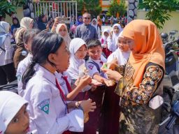 Khofifah Indar Parawansa Bagi Oleh-oleh Pulang Haji ke Siswa SDN Margorejo VI Surabaya