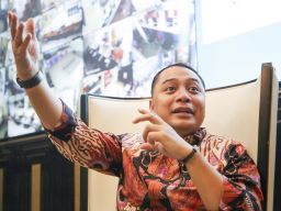 Warga Stop Aktivitas Sejenak saat Lagu Indonesia Raya Dikumandangkan Serentak di Surabaya