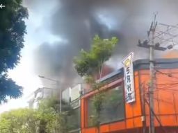 Toko Furniture di Jalan Kertajaya Terbakar, 10 Unit Damkar Dikerahkan