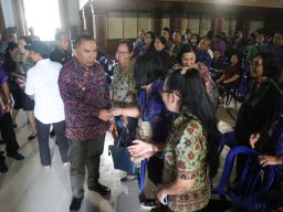 Ajak Tetap Mengabdi Bagi Jembrana, Bupati Tamba serahkan santunan anggota Korpri