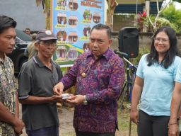 Bupati Tamba Kembali Serahkan Bantuan Bedah Rumah Bumdes Bersama LKD Kecamatan Negara