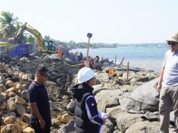 Bupati Tamba Tinjau Pelaksanaan Revetment Pantai Pebuahan