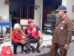 PMI Kabupaten Klungkung Berbagi Kasih, Salurkan 11 Paket Sembako untuk Lansia