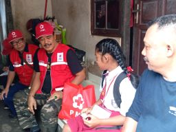 Ketua PMI Klungkung Mangku Made Kasta Bagi Sembako pada Keluarga Nyoman Arjana