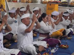 Bupati Tamba Hadiri Pujawali di Pura Dang Kahyangan Jati