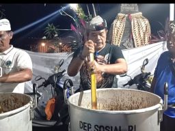 Minyak Pengobatan Jro Made Kasta Tarik Minat Tokoh Spiritual dari Berbagai Desa