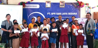 BPR Sarijaya Rayakan Ulang Tahun Ke-31 Potong Tumpeng, Penghargaan, dan Bingkisan untuk Siswa Difabel