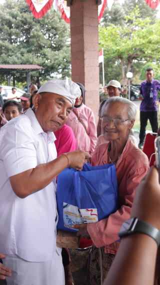 Warga Disabilitas dan Perempuan Rawan Sosial Ekonomi di Jembrana dibantu sembako