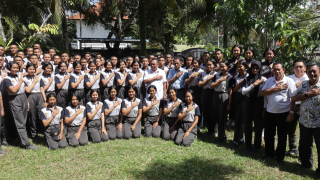 Bupati Tamba Berikan Penghargaan Kepada Paskibraka Jembrana.