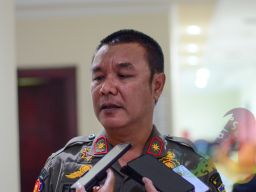 Satpol PP Surabaya Copot Baliho Eri Cahyadi, Fikser Sebut Mengganggu Pemandangan Kota