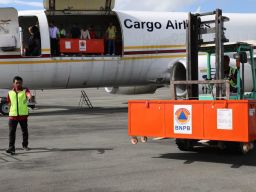 BNPB dan Menko PMK Serahkan Bantuan Logistik dan Dana Siap Pakai ke Kota Tual, Maluku