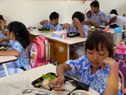 Pemkot Surabaya dan GOTO Luncurkan Program Makan Gratis di Sekolah-Sekolah