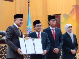 Paripurna DPRD Kota Surabaya, 5 Foto Momen Penandatanganan Persetujuan Raperda RPJPD 2025-2045